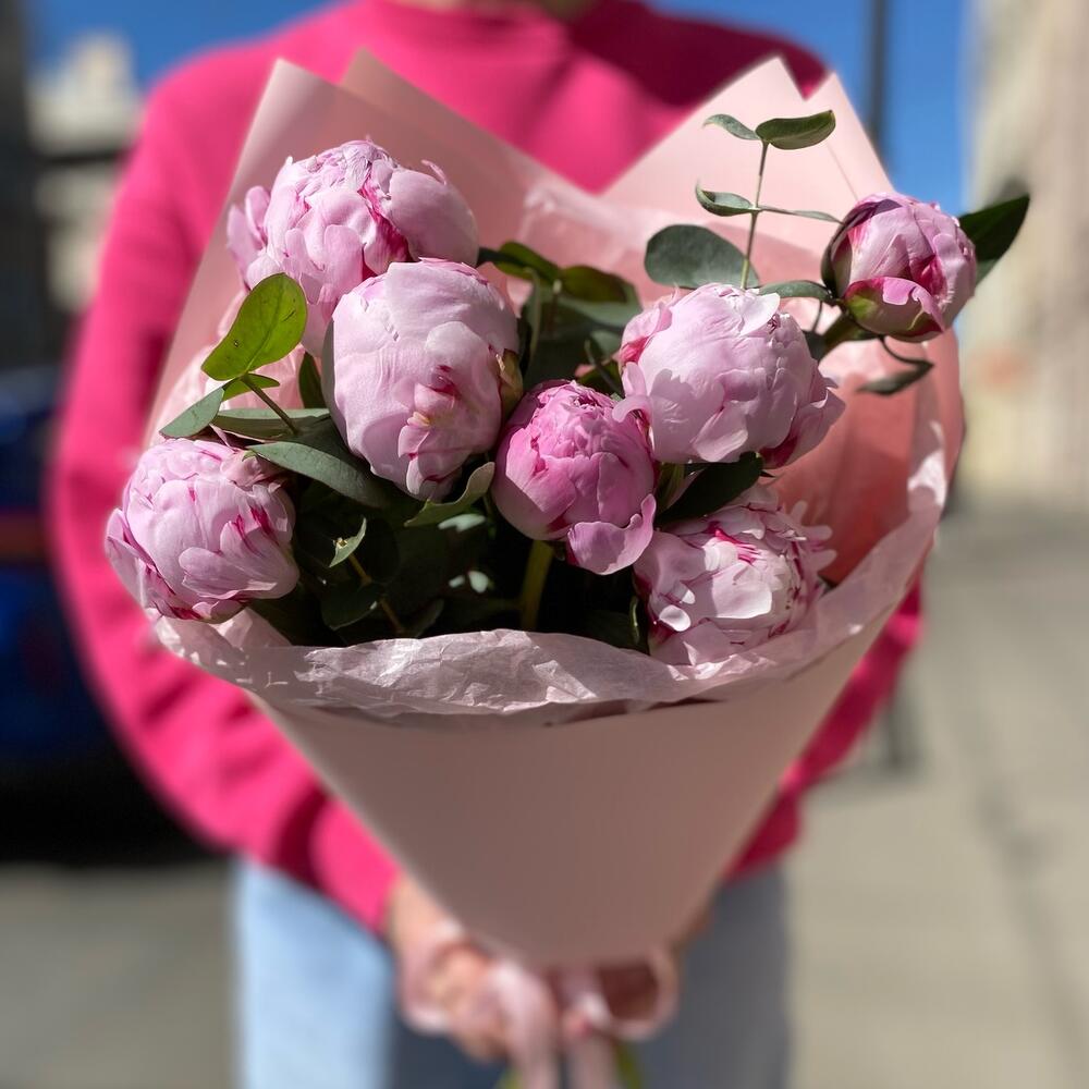 Розовые пионы сорта Сара Бернар с эвкалиптом Розовые пионы сорта Сара Бернар с эвкалиптом